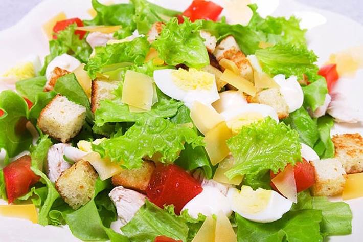 https://eshte-na-zdorovje.ru/cook/photo/American_cuisine/salat_cezar_s_kuricey_i_suharikami.jpg