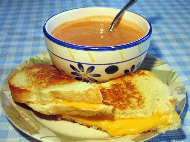 https://eshte-na-zdorovje.ru/cook/photo/American_cuisine/Grilled_cheese_with_soup.jpg