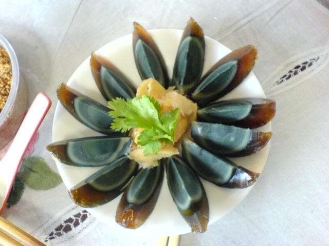https://eshte-na-zdorovje.ru/cook/photo/Exotic_cuisine/Arranged_century_egg_on_a_plate.jpg