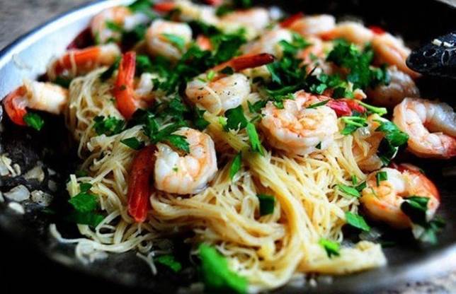 https://eshte-na-zdorovje.ru/cook/photo/garnir/pasta_s_krevetkami.jpg