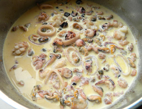 https://eshte-na-zdorovje.ru/cook/photo/garnir/pasta-s-moreproduktami-v-slivochnom-souse.jpg