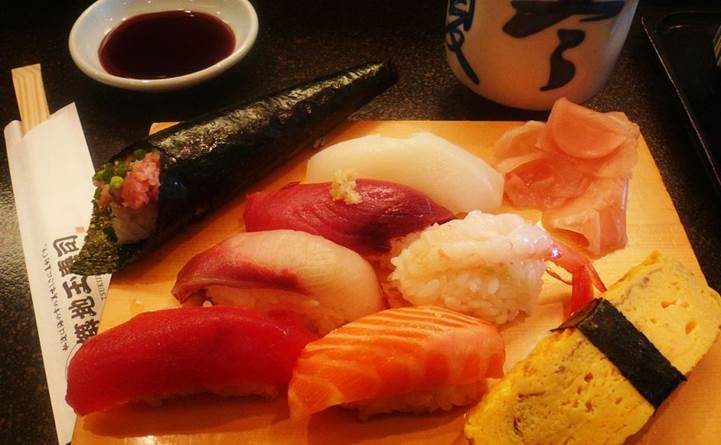 https://eshte-na-zdorovje.ru/cook/photo/National_cuisine/sushi-odaiba-manytypes.jpg