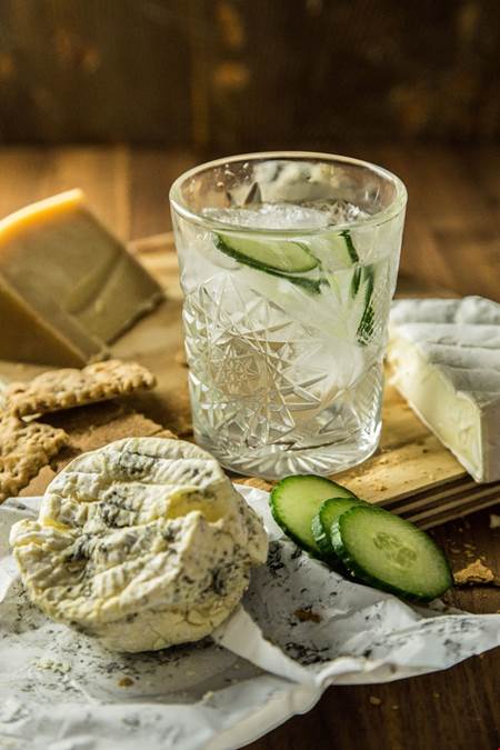 https://cdn.castellocheese.com/globalassets/world-of-cheese/editorial-content/how-to-pair-cheese-and-cocktails-gin-and-tonic.jpg