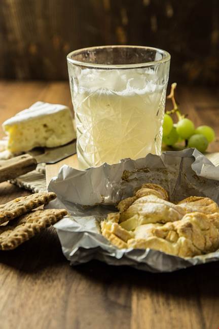 https://cdn.castellocheese.com/globalassets/world-of-cheese/editorial-content/how-to-pair-cheese-and-cocktails-gin-sour.jpg