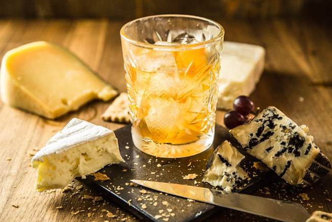 https://cdn.castellocheese.com/globalassets/world-of-cheese/editorial-content/how-to-pair-cheese-and-cocktails-oldfashioned.jpg