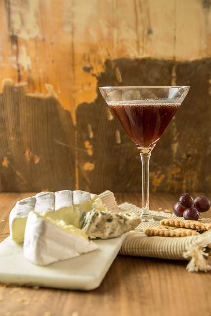 https://cdn.castellocheese.com/globalassets/world-of-cheese/editorial-content/how-to-pair-cheese-and-cocktails-manhattan.jpg