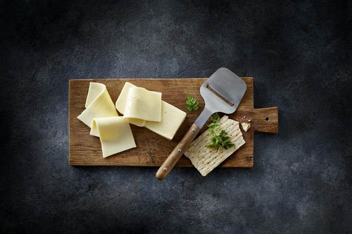 https://cdn.castellocheese.com/globalassets/world-of-cheese/editorial-content/cheese-knife-guide-sliced.jpg