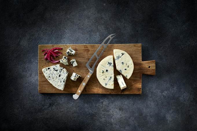 https://cdn.castellocheese.com/globalassets/world-of-cheese/editorial-content/how-to-cut-blue-cheese.jpg