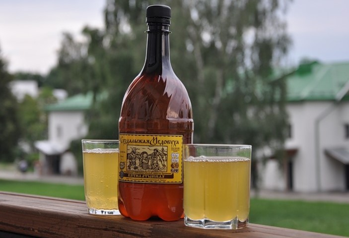 https://eshte-na-zdorovje.ru/cook/photo/napitki/Medovuha-suzdalskaya.jpg
