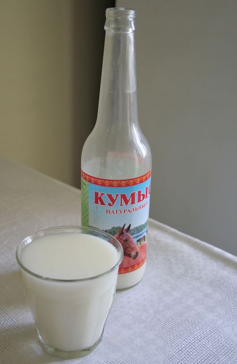 https://eshte-na-zdorovje.ru/cook/photo/napitki/Kumys-bottle.jpg